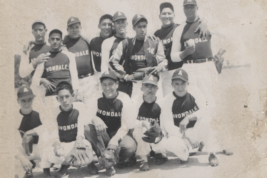 Team photo of men's Avondale baseball team.