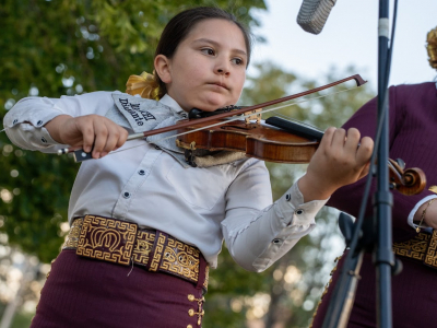 Phoenix Benavidez playing her violin